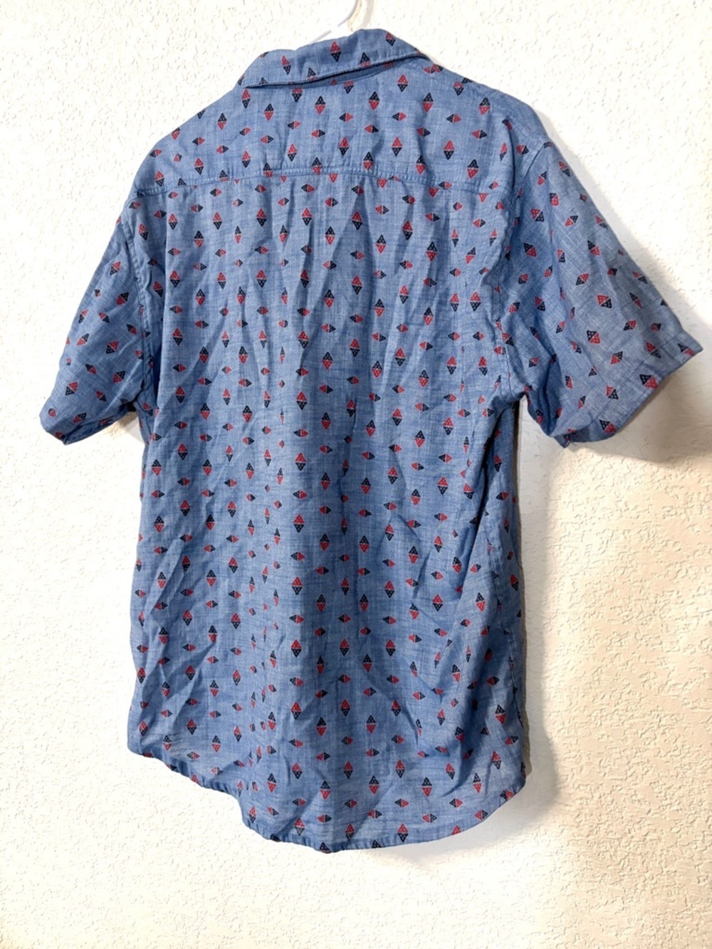 Men's Light Blue Short-Sleeve Button-Down Shirt with Red Geometric Print XL - Picture 3 of 7